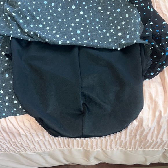 Chic Black and Blue One-Piece Swimsuit with V-Neckline - Picture 6 of 8